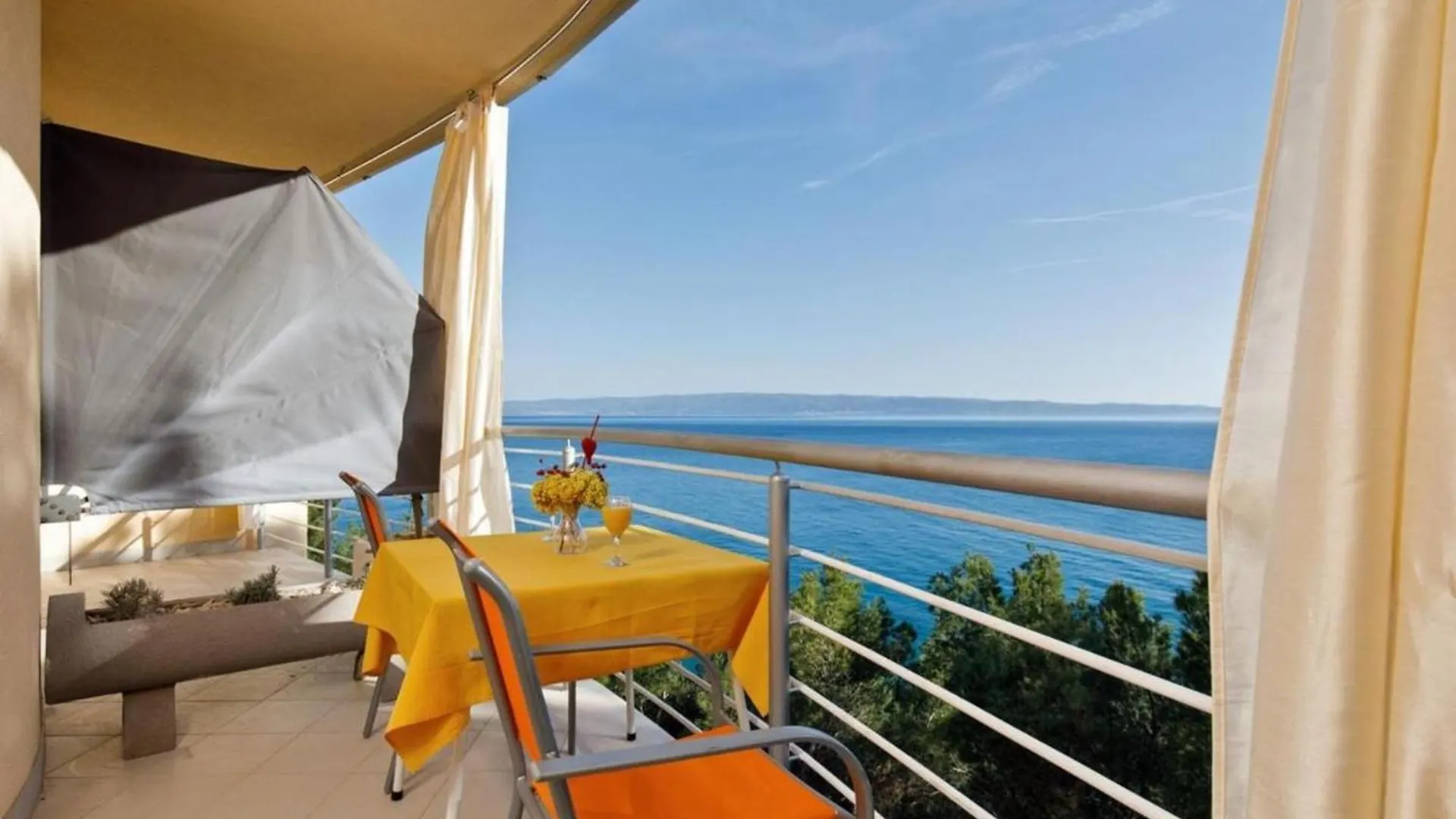 Comfy Beach Apartments With Its Own Balcony Split