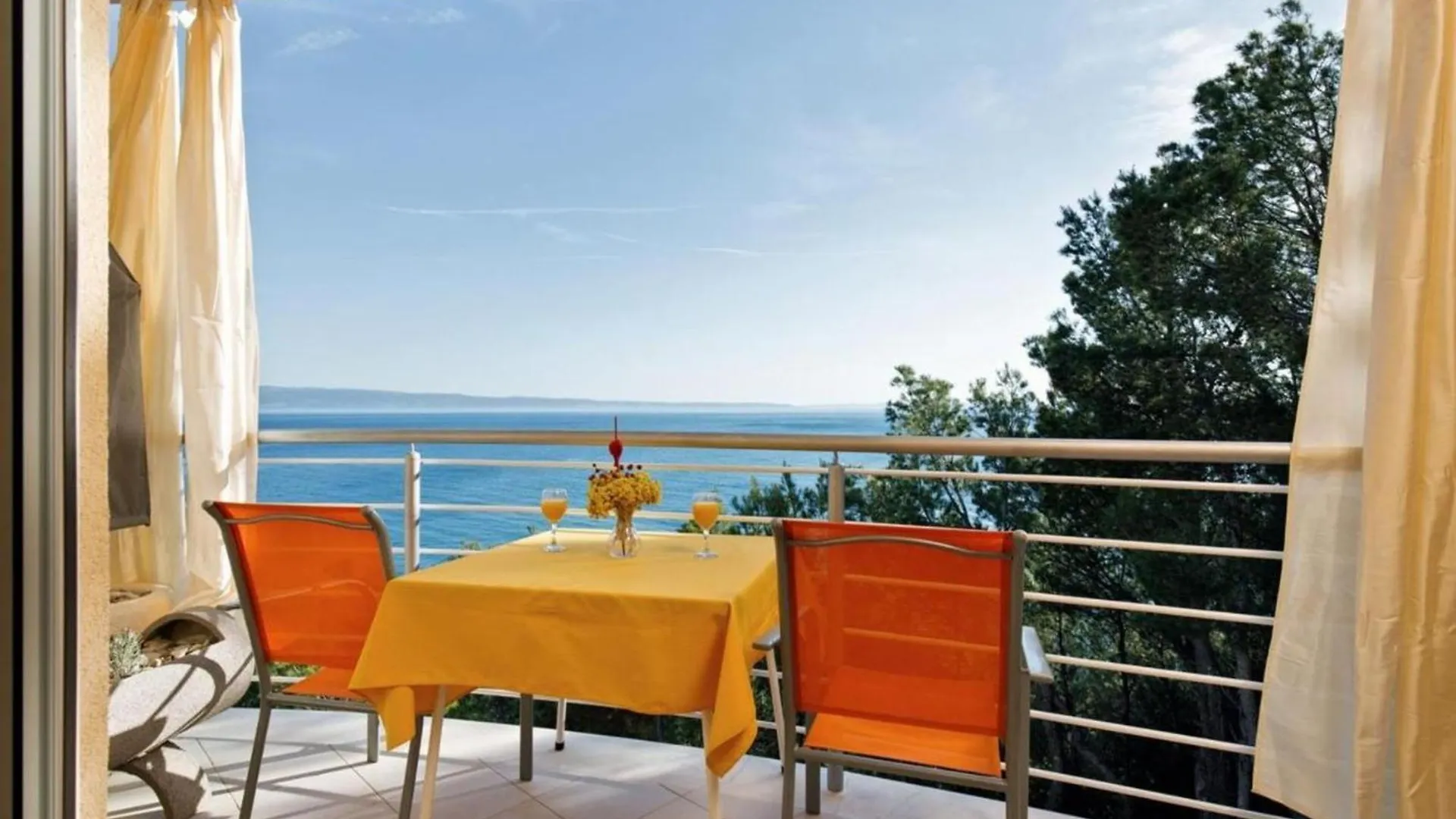 Comfy Beach Apartments With Its Own Balcony Split 0*,
